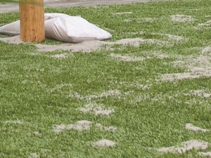 Leginstructie stap 8: instrooien van het kunstgras met quartszand