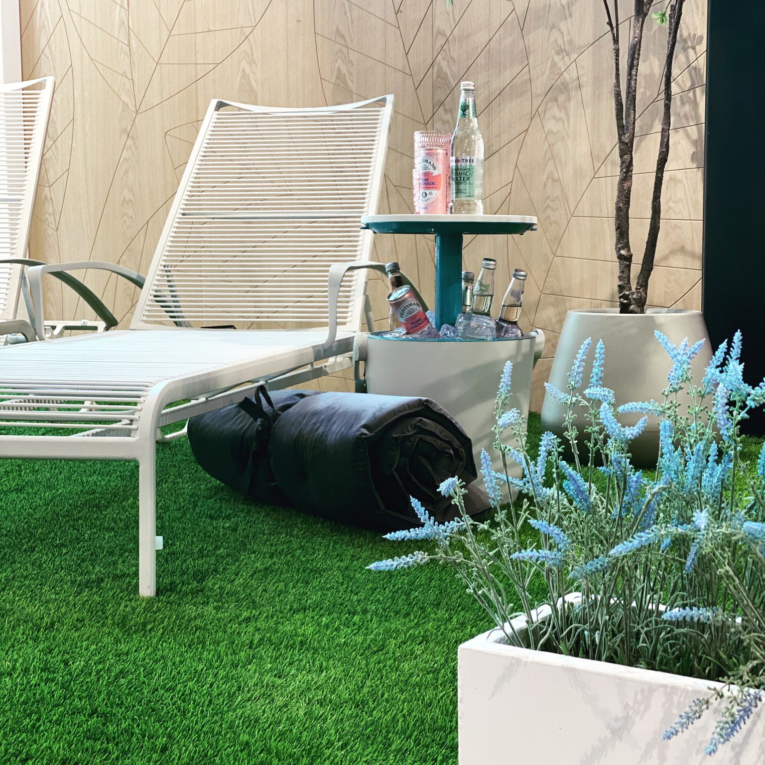 lounge plek in de tuin met kunstgras