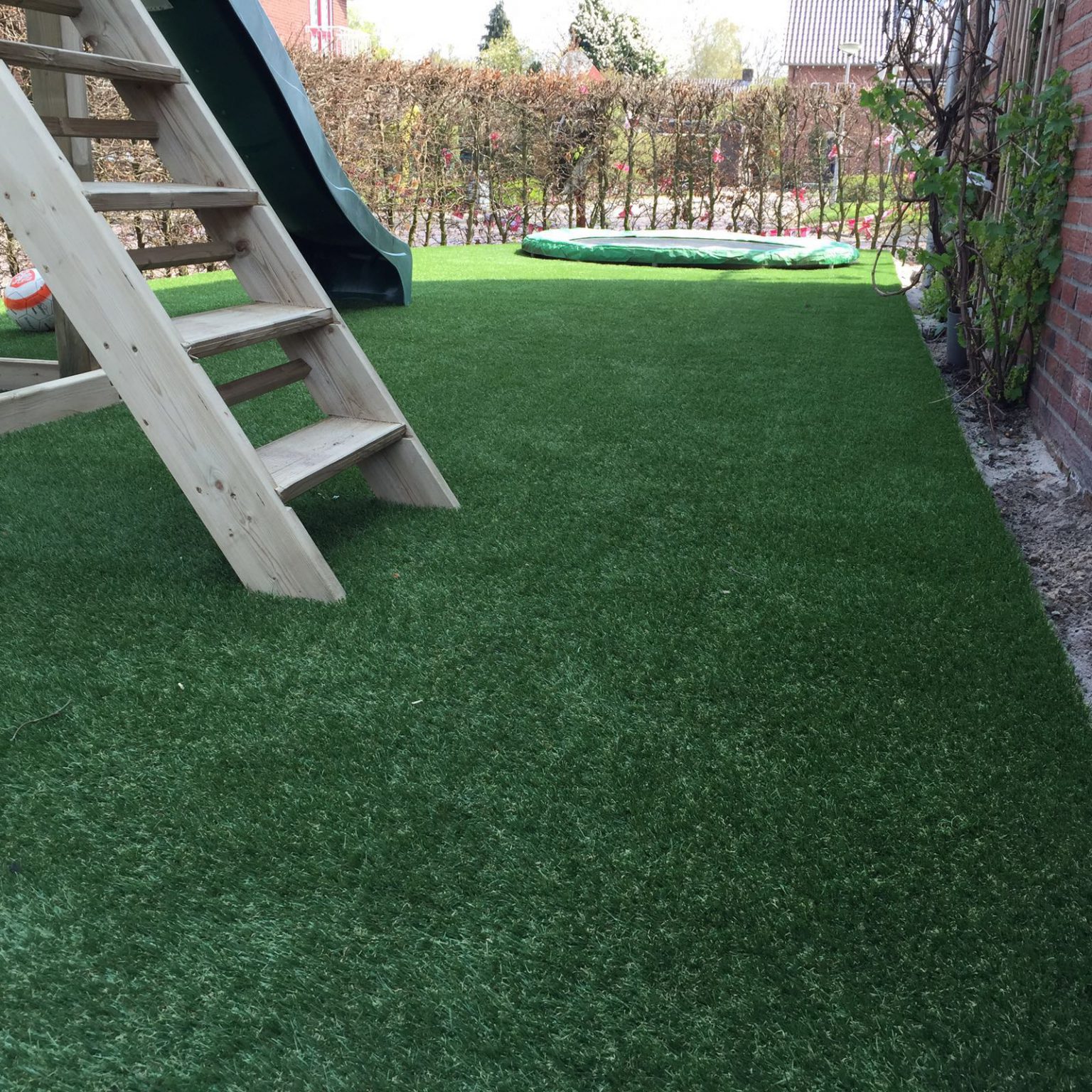 kidsproof tuin voorzien van kunstgras